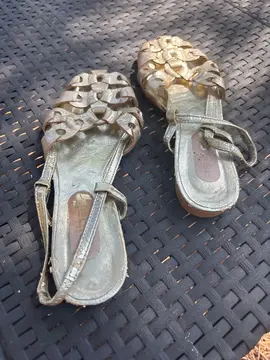 sandales en cuir doré