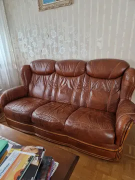 canapé et deux fauteuils en cuir