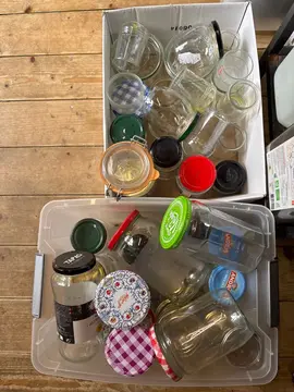 donne divers pots en verre