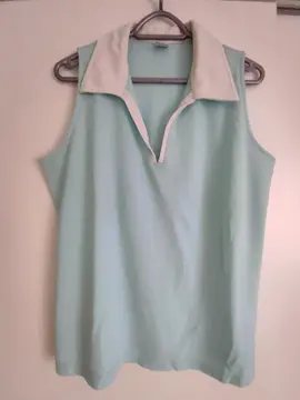 Polo sans manches bleu et blanc