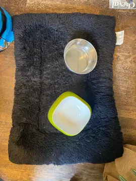 super tapis moelleux et 2 gamelles pour gros chien