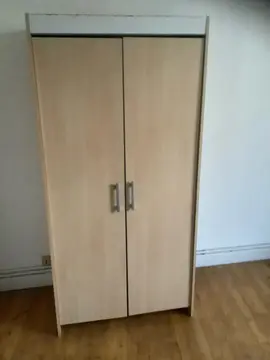 Armoire bancale, très propre