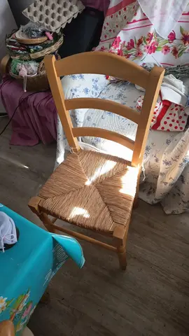 donne chaise en bois