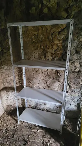 étagères métalliques