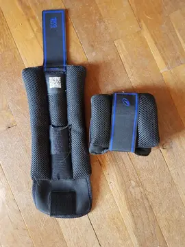 Poids 1kg Decathlon bleus.