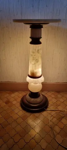 Colonne en marbre lumineuse