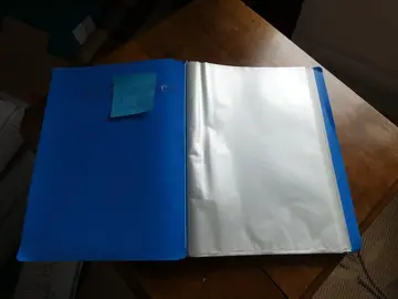 classeur 97 feuilles plastiques