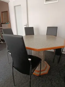 table octogonale et 6 chaises noires