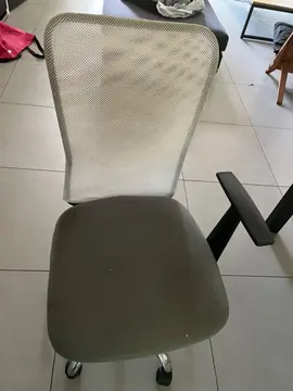 donne chaise de bureau à roulette
