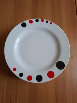 7 assiettes motifs rouge et noir