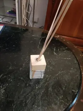 diffuseur parfum d'ambiance vide avec bâtonnets.