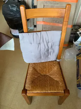 Donne table en bois brut avec 6 chaises