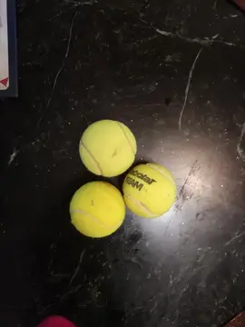 3 balles de tennis.