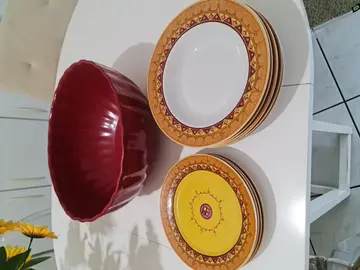 Lot d'assiettes et bol