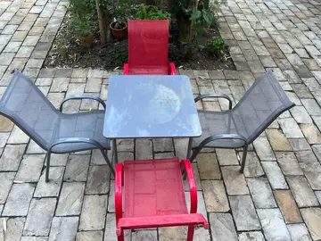 ensemble table et quatre chaises pour enfant