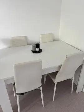 4 chaises blanches tissu