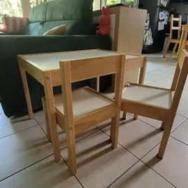Table enfant avec 2 chaises