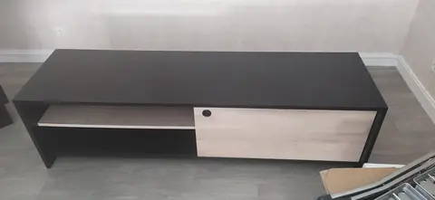 Table en pin avec rallonge + 6 chaises, buffet bas en pin, table de télévision porte coullissante