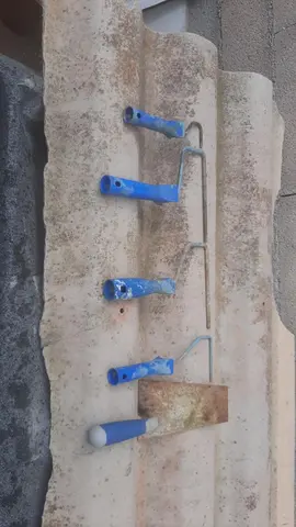 lot de pinceau et une truelle