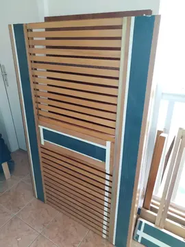 grande table en bois massif à rallonges démontée