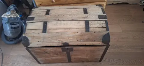 Coffre en bois ancien à rénover