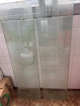 2 étagères en verre qui seront nettoyées si vous venez