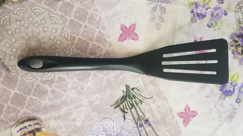 Spatule noire en plastique