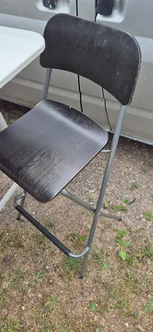 table blanche avec 4 tabouret