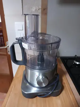 robot ménager Kenwood avec accessoires