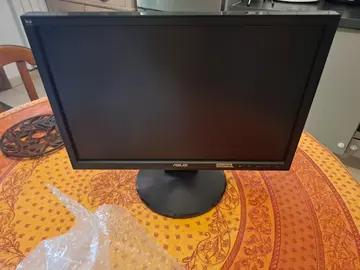 Ecran d'ordinateur marque Asus un peu vieux pas abîmé