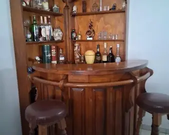 Bar de salon en bois et ensemble de 2 lits simples réglables, tables de lits et armoire