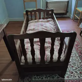 Joli lit enfant en bois ancien