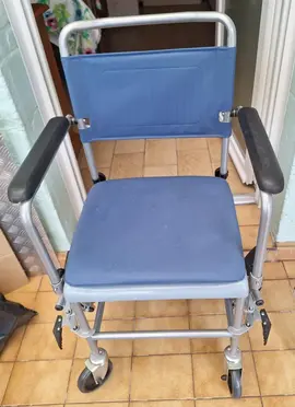2 chaises percées