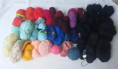 Lot de diverses pelotes de laine