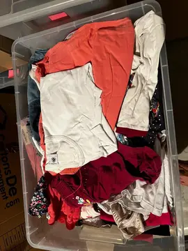 Caisse de vêtements filles environ 10 ans