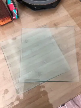 Deux assiettes transparentes