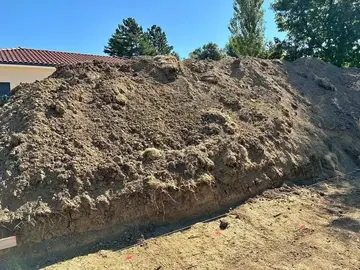 Remblai gratuit – 100 m³ de terre disponible