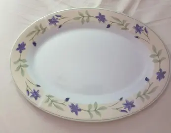 Plat ovale en porcelaine