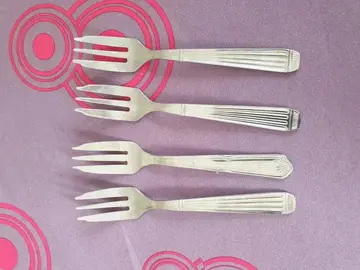 4 fourchettes à dessert