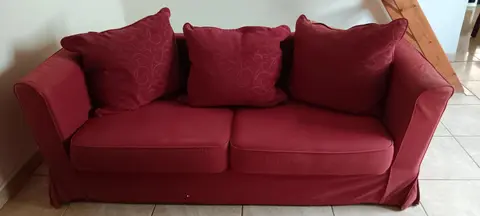 2 canapés en tissu ( dont 1 est convertible ) de la même couleur