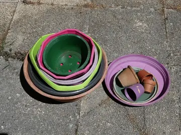 Lot de pots et soucoupes