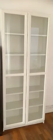 Armoire vitrée en très bon état, juste la porte qui ne se ferme pas complètement