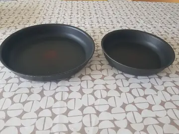 2 pôles Tefal anti adhésives bon état sans manche
