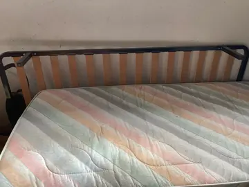 Sommier à lattes plus deux matelas