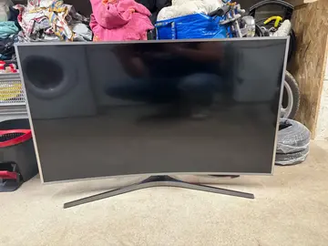 donne TV à réparer