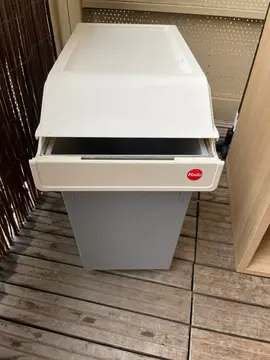 Poubelle de meuble