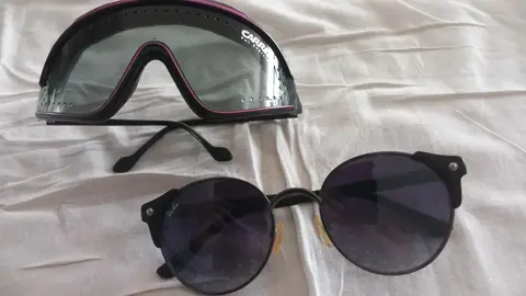 deux paires de lunettes soleil et neige