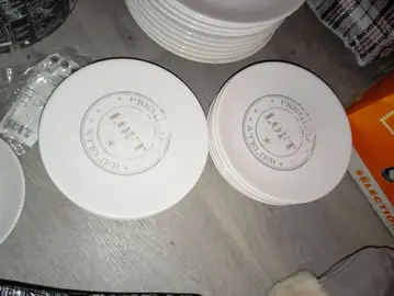 lot grandes et petites assiettes