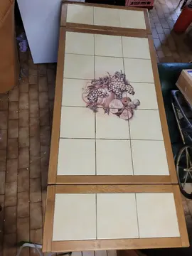 Belle table de cuisine bois massif et carrelage