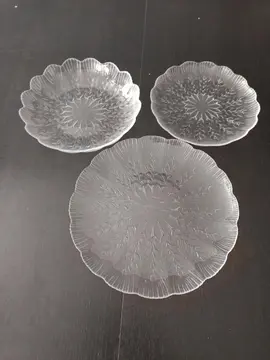 ensemble 12 assiettes plates, 6 assiettes creuses et 6assiettes à dessert, un saladier blanc